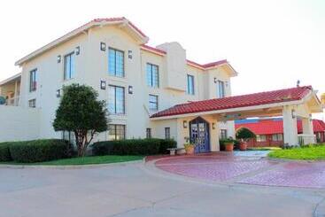 هتل Baymont By Wyndham Tulsa Broken Arrow