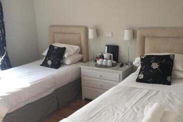 هتل Coral Gables Guesthouse & Campsite