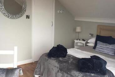 هتل Coral Gables Guesthouse & Campsite