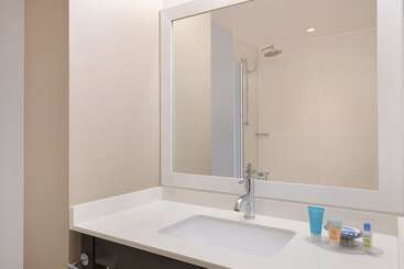 هتل Courtyard By Marriott New York Jfk Airport