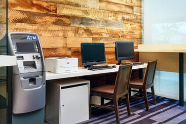هتل Courtyard By Marriott New York Jfk Airport