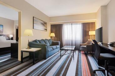 هتل Courtyard By Marriott New York Jfk Airport