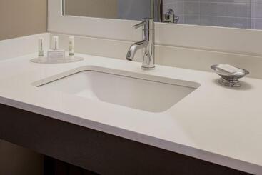 هتل Courtyard By Marriott New York Jfk Airport