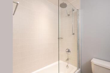 هتل Courtyard By Marriott New York Jfk Airport