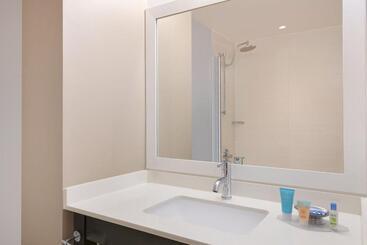 هتل Courtyard By Marriott New York Jfk Airport