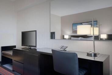 هتل Courtyard By Marriott New York Jfk Airport