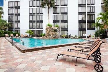 هتل Doubletree By Hilton Fort Myers At Bell Tower Shops