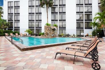 هتل Doubletree By Hilton Fort Myers At Bell Tower Shops
