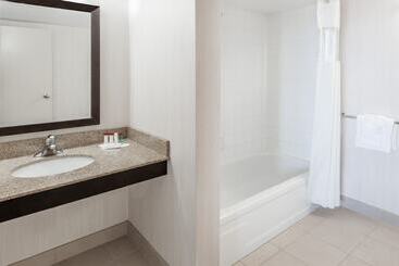هتل Edmonton Inn And Conference Centre