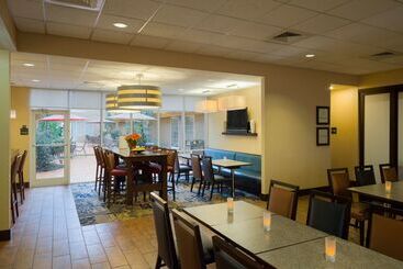 هتل Hampton Inn & Suites Hershey