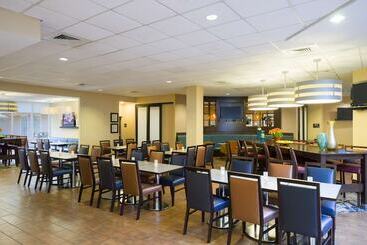 هتل Hampton Inn & Suites Hershey