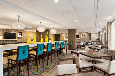 هتل Hampton Inn And Suites By Hilton, Downtown Vancouver