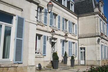 هتل Hôtel Les Maréchaux