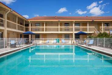 هتل Baymont By Wyndham Fort Myers Central
