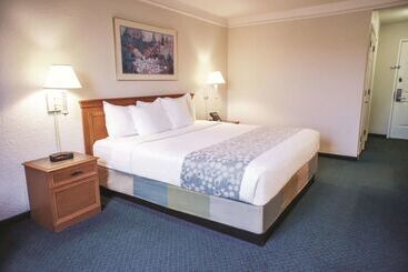 هتل La Quinta Inn By Wyndham Moline Airport
