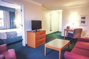 هتل La Quinta Inn By Wyndham Moline Airport
