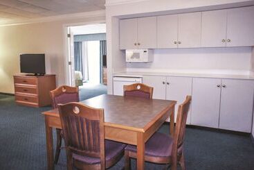 هتل La Quinta Inn By Wyndham Moline Airport