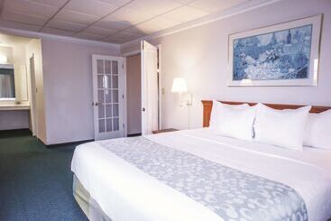 هتل La Quinta Inn By Wyndham Moline Airport