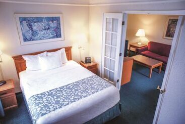 هتل La Quinta Inn By Wyndham Moline Airport