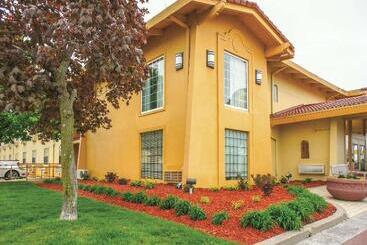 هتل La Quinta Inn By Wyndham Moline Airport