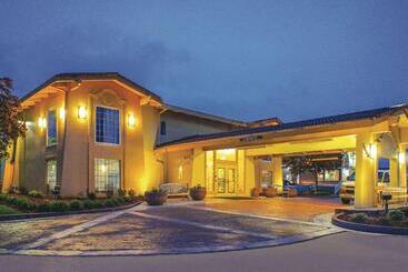 هتل La Quinta Inn By Wyndham Moline Airport