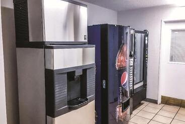 هتل La Quinta Inn By Wyndham Moline Airport