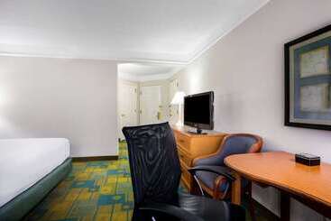 هتل La Quinta By Wyndham Austin Southwest