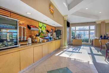 هتل La Quinta By Wyndham Winston Salem