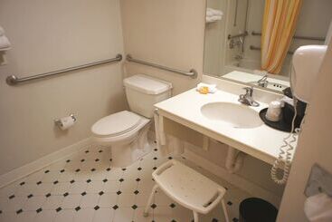 هتل La Quinta By Wyndham Winston Salem
