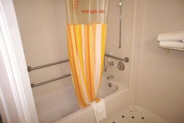 هتل La Quinta By Wyndham Winston Salem