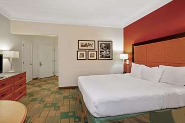 هتل La Quinta By Wyndham Winston Salem