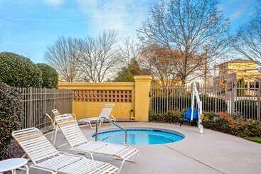 هتل La Quinta By Wyndham Winston Salem