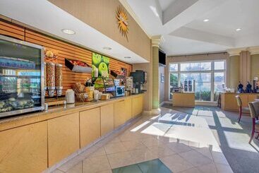 هتل La Quinta By Wyndham Winston Salem