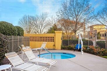هتل La Quinta By Wyndham Winston Salem