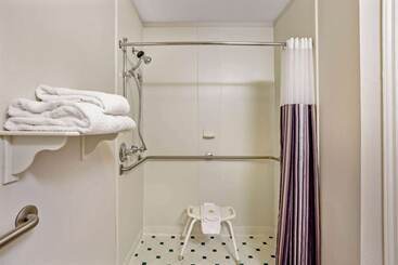 هتل La Quinta By Wyndham Winston Salem