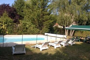 هتل Logis Les Provinciales