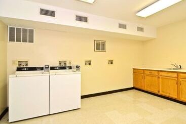 هتل Quality Inn & Suites University Airport