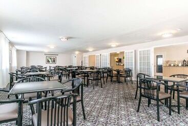هتل Quality Inn & Suites University Airport