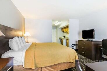 هتل Quality Inn & Suites University Airport