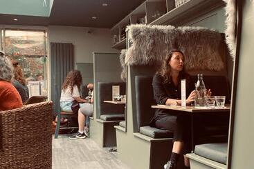 هتل The Lemon Leaf Café Bar And Townhouse