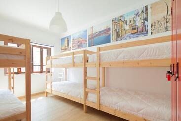 تختخواب و صبحانه Furadouro Terrace Hostel