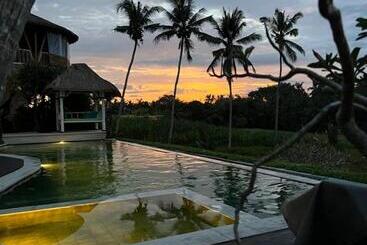 تختخواب و صبحانه Coco Verde Bali Resort