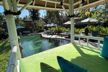 تختخواب و صبحانه Coco Verde Bali Resort