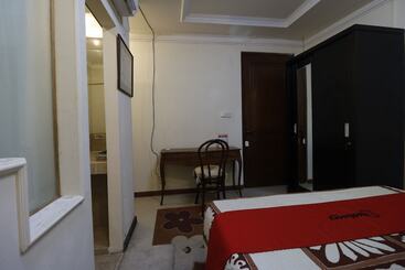 Отель Urbanview De Dharmawangsa Suite
