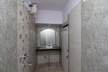 هتل Samrat By Oyo Rooms