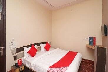 هتل Samrat By Oyo Rooms