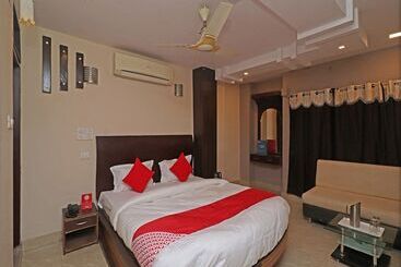هتل Samrat By Oyo Rooms