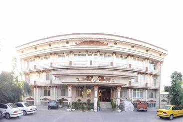 هتل Akhavan 