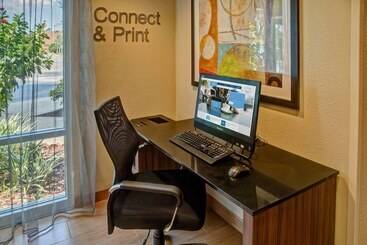 هتل Fairfield Inn And Suites By Marriott Orlando Near Universal Orlando
