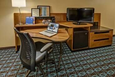 هتل Fairfield Inn And Suites By Marriott Orlando Near Universal Orlando
